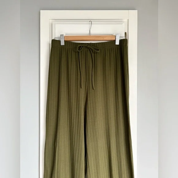 Womens Three-Piece Ribbed Lounge Set - Picture 12 of 16